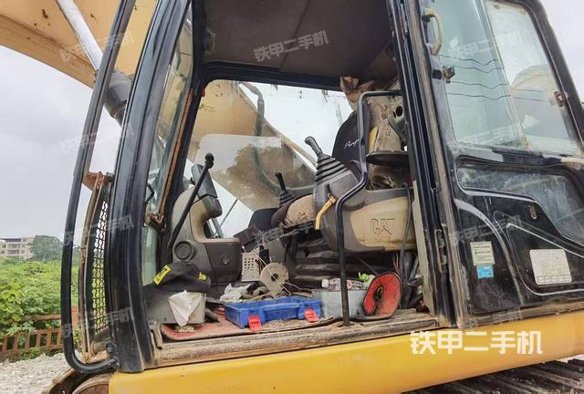 駕駛室整體(整機(jī)外觀) 駕駛室整體(整機(jī)外觀)