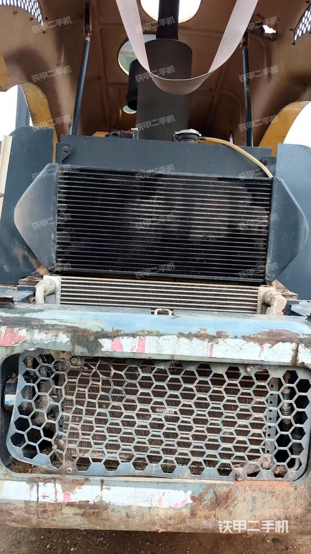 散熱器全景（壓路機(jī)發(fā)動(dòng)機(jī)艙）