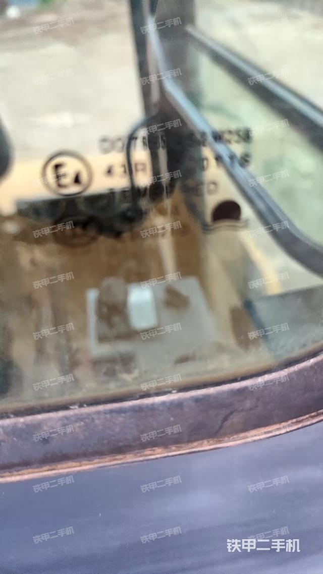 操作臺(tái)全景（壓路機(jī)駕駛室）