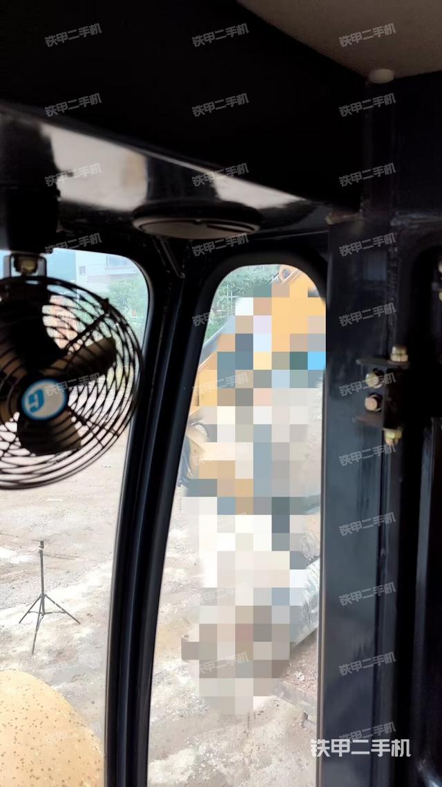 駕駛室側(cè)向上照全景（壓路機(jī)駕駛室）