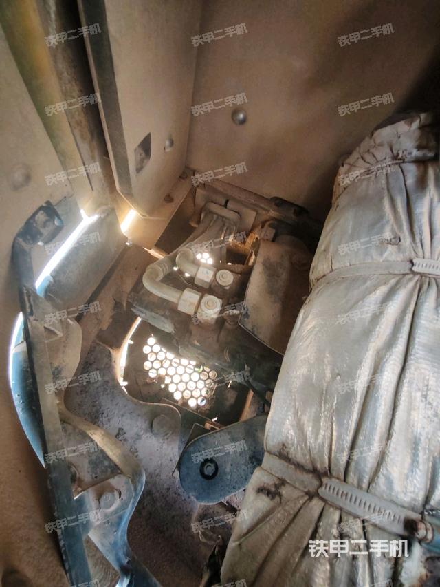 液壓泵艙室正面整體(整機(jī)外觀) 液壓泵艙室正面整體(整機(jī)外觀)