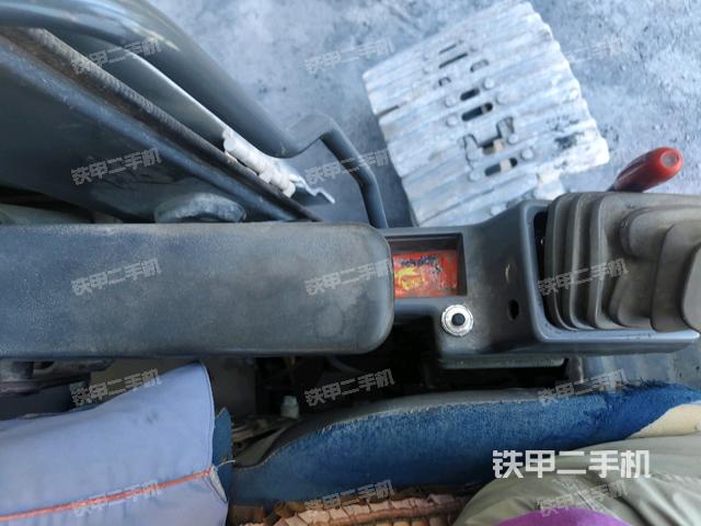 座椅左侧控制台/音响/含左手柄(驾驶室部分) 座椅左侧控制台/音响/含左手柄(驾驶室部分)