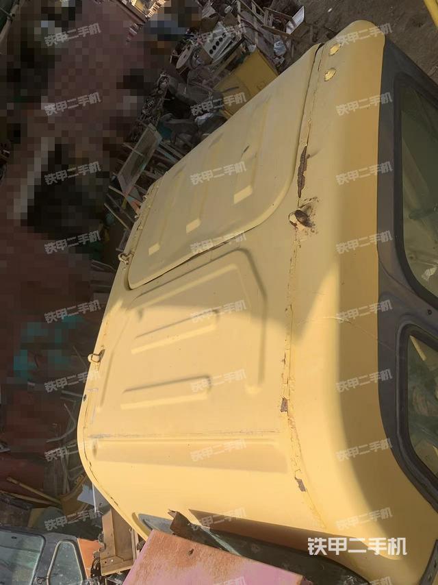 駕駛室頂部(整機(jī)外觀) 駕駛室頂部(整機(jī)外觀)