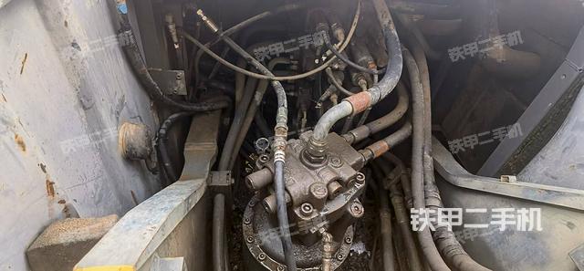 回轉馬達和主控閥(整機外觀) 回轉馬達和主控閥(整機外觀)