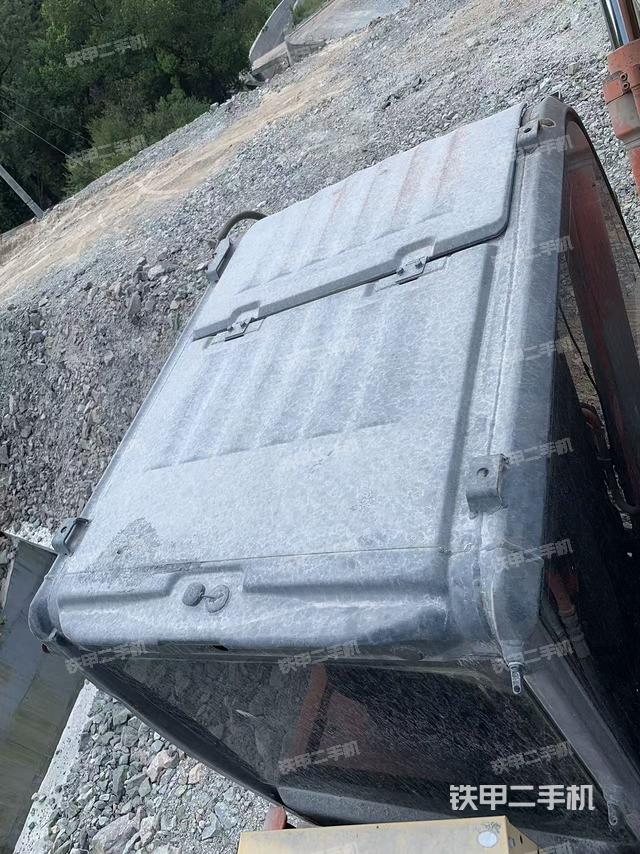駕駛室頂部(整機(jī)外觀) 駕駛室頂部(整機(jī)外觀)
