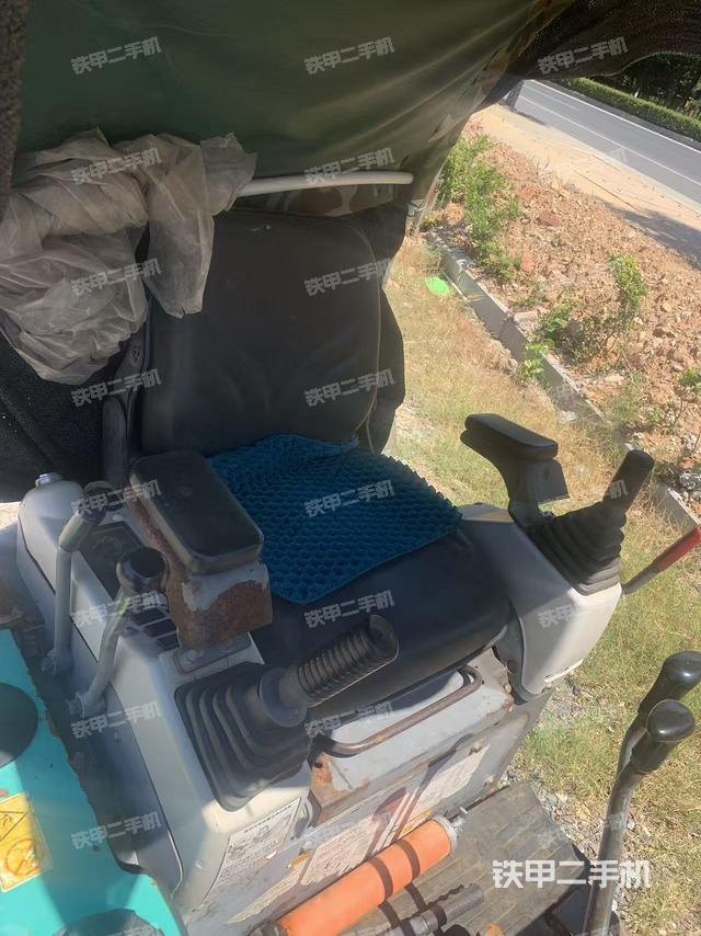 駕駛室頂部(整機(jī)外觀) 駕駛室頂部(整機(jī)外觀)
