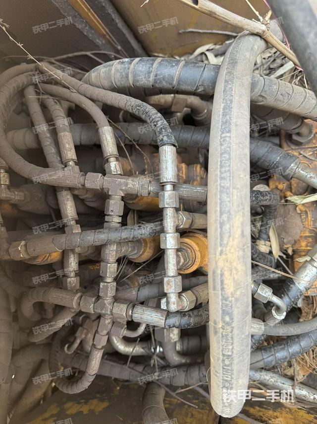 回轉(zhuǎn)馬達(dá)和主控閥(整機(jī)外觀) 回轉(zhuǎn)馬達(dá)和主控閥(整機(jī)外觀)