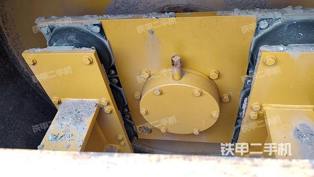 前輪左側(cè)減震塊連接及部件（壓路機(jī)前后車架）