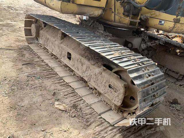 單側(cè)履帶整體(整機(jī)外觀) 單側(cè)履帶整體(整機(jī)外觀)