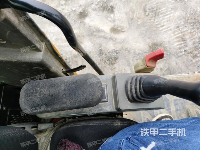 座椅左側控制臺/音響/含左手柄(駕駛室部分) 座椅左側控制臺/音響/含左手柄(駕駛室部分)