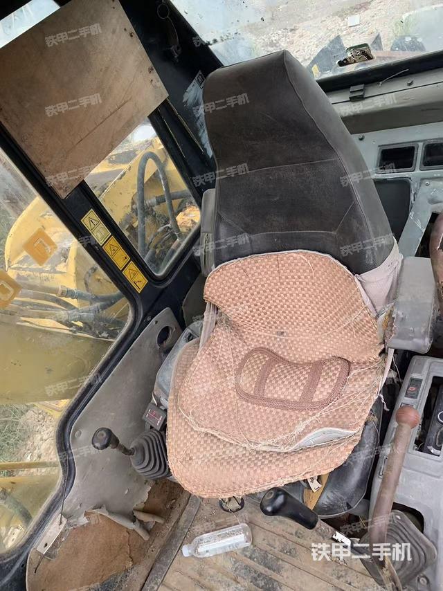 驾驶室整体(整机外观) 驾驶室整体(整机外观)