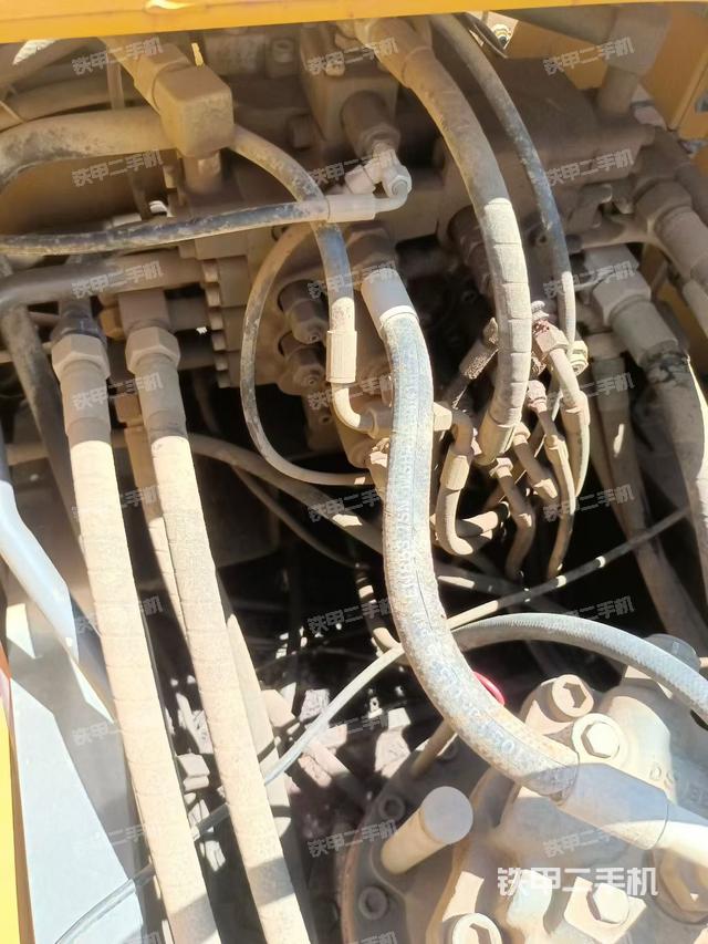 回转马达和主控阀（整机外观）