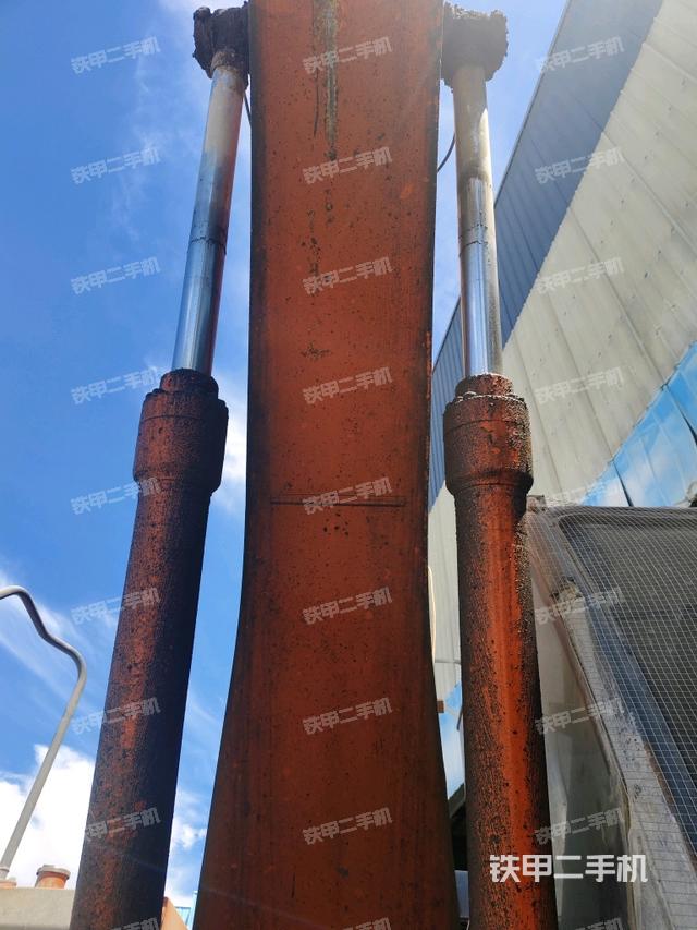 大臂油缸整体 竖拍(工作和回转装置) 大臂油缸整体 竖拍(工作和回转装置)