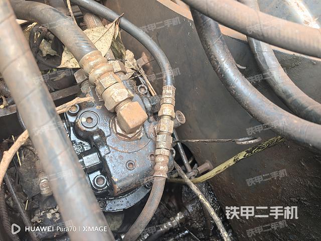 回轉(zhuǎn)馬達和主控閥(整機外觀) 回轉(zhuǎn)馬達和主控閥(整機外觀)