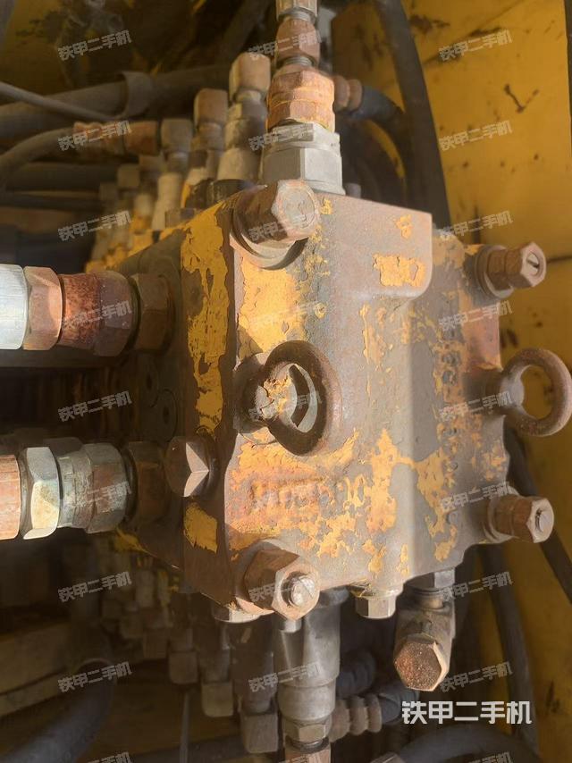 回轉(zhuǎn)馬達(dá)和主控閥(整機(jī)外觀) 回轉(zhuǎn)馬達(dá)和主控閥(整機(jī)外觀)