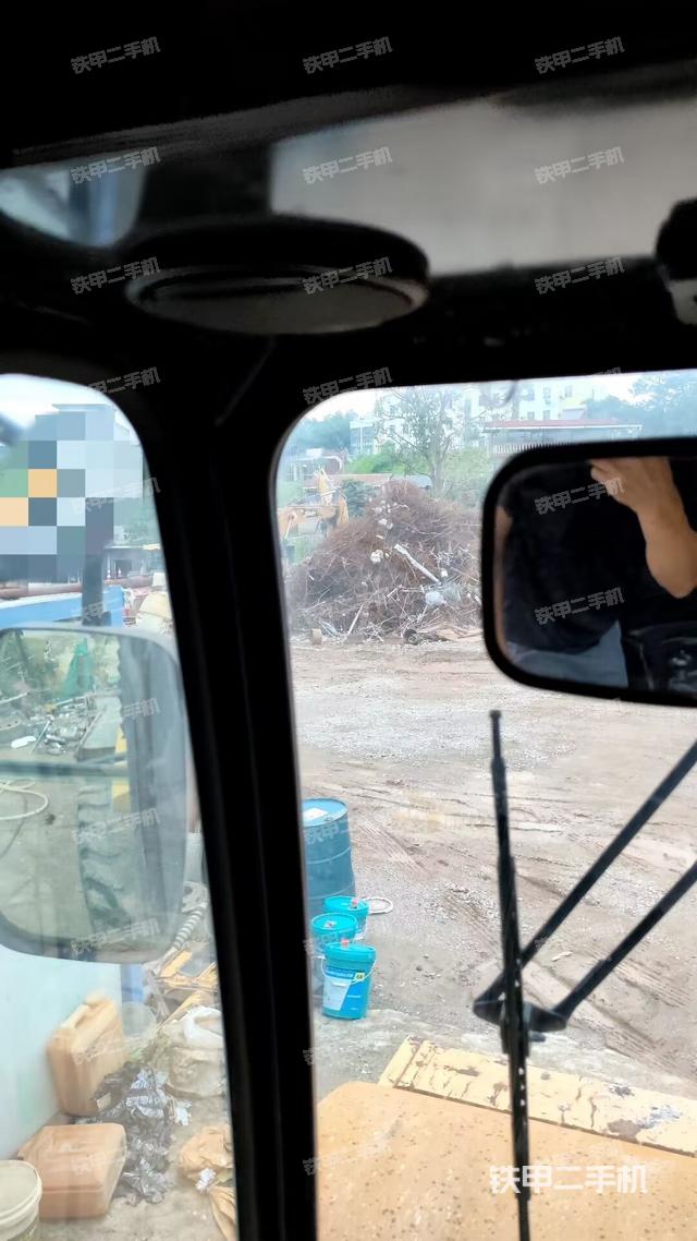 駕駛室頂蓬內(nèi)（壓路機(jī)駕駛室）