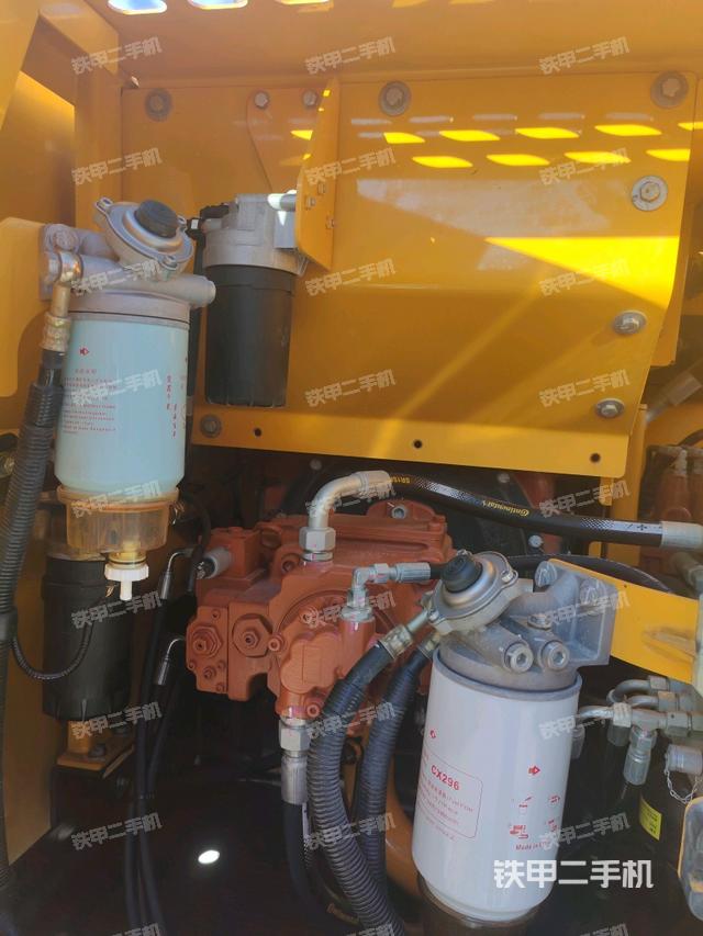 液压泵舱室正面整体(整机外观) 液压泵舱室正面整体(整机外观)