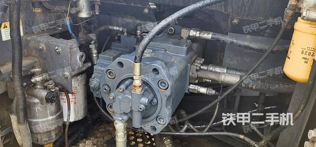 液壓泵艙室正面整體(整機外觀) 液壓泵艙室正面整體(整機外觀)