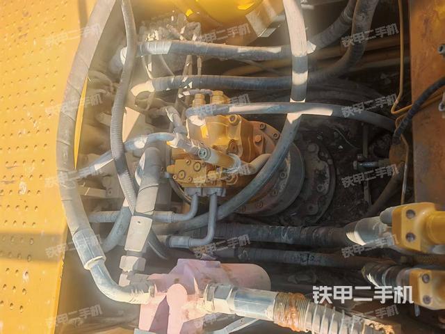 回轉(zhuǎn)馬達和主控閥(整機外觀) 回轉(zhuǎn)馬達和主控閥(整機外觀)