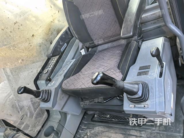 行走控制手柄和踏板?俯拍(駕駛室部分) 行走控制手柄和踏板?俯拍(駕駛室部分)