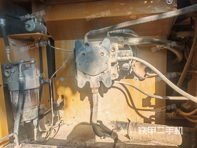 液壓泵艙室正面整體(整機外觀) 液壓泵艙室正面整體(整機外觀)