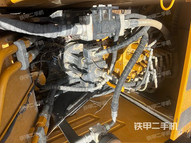 回转马达和主控阀(整机外观) 回转马达和主控阀(整机外观)