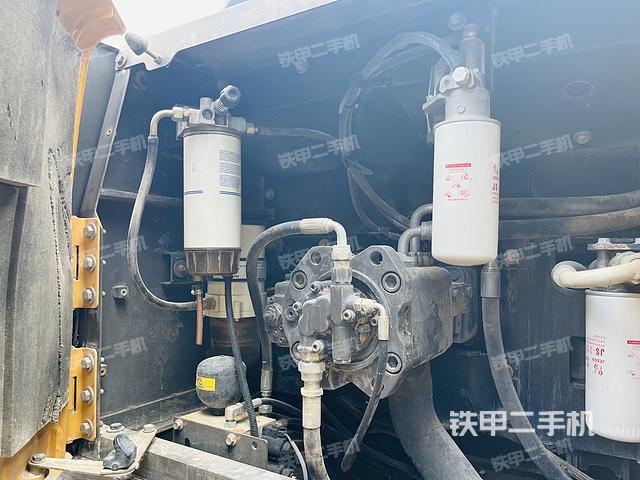 液压泵舱室正面整体（整机外观）