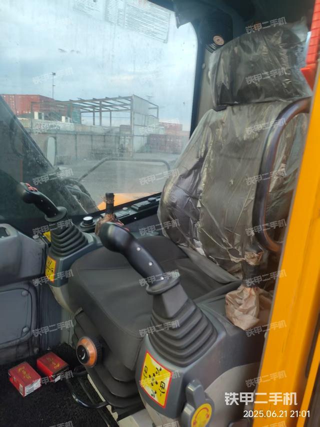 液压泵舱室正面整体（整机外观）