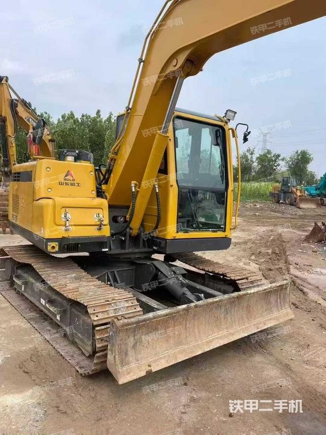 駕駛室整體(整機(jī)外觀) 駕駛室整體(整機(jī)外觀)