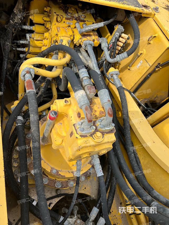 回转马达和主控阀（整机外观）