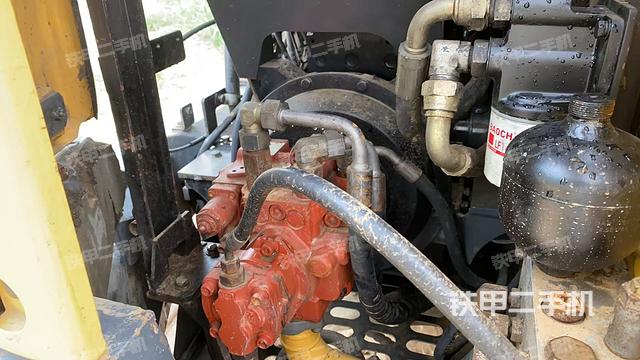 液壓泵艙室正面整體(整機(jī)外觀) 液壓泵艙室正面整體(整機(jī)外觀)