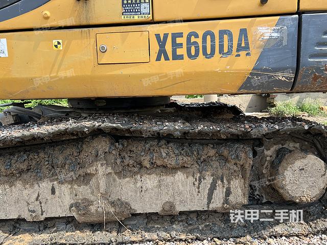 單側(cè)履帶整體(整機(jī)外觀) 單側(cè)履帶整體(整機(jī)外觀)