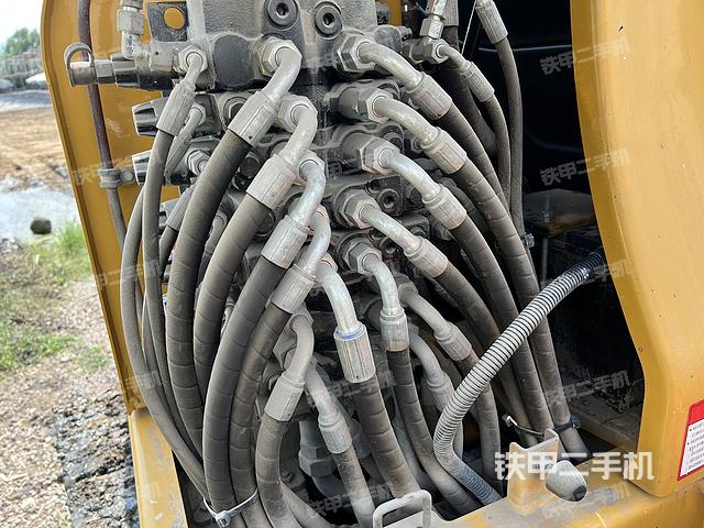 液壓泵艙室正面整體(整機(jī)外觀) 液壓泵艙室正面整體(整機(jī)外觀)