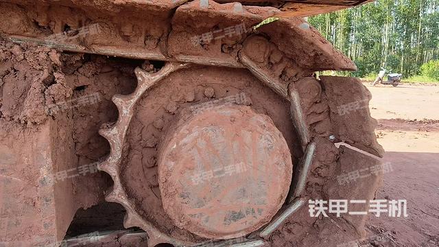 單側(cè)履帶整體(整機(jī)外觀) 單側(cè)履帶整體(整機(jī)外觀)