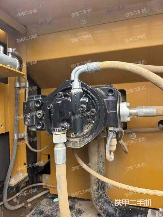 液压泵舱室正面整体(整机外观) 液压泵舱室正面整体(整机外观)