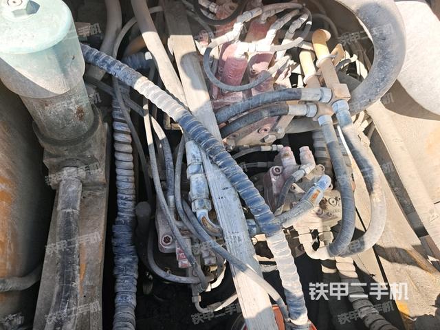 回轉(zhuǎn)馬達和主控閥(整機外觀) 回轉(zhuǎn)馬達和主控閥(整機外觀)