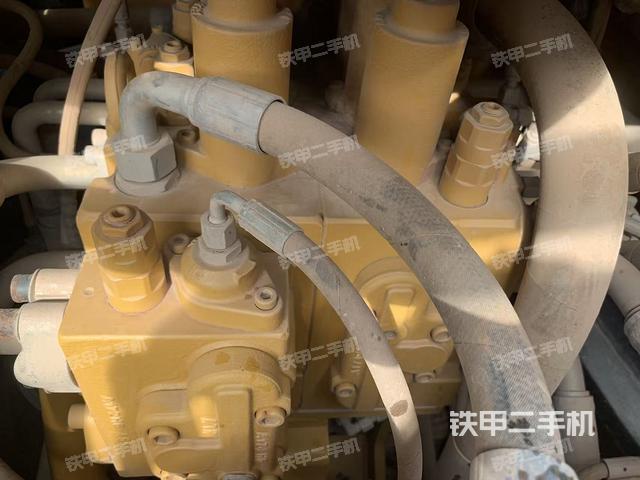 回转马达和主控阀(整机外观) 回转马达和主控阀(整机外观)