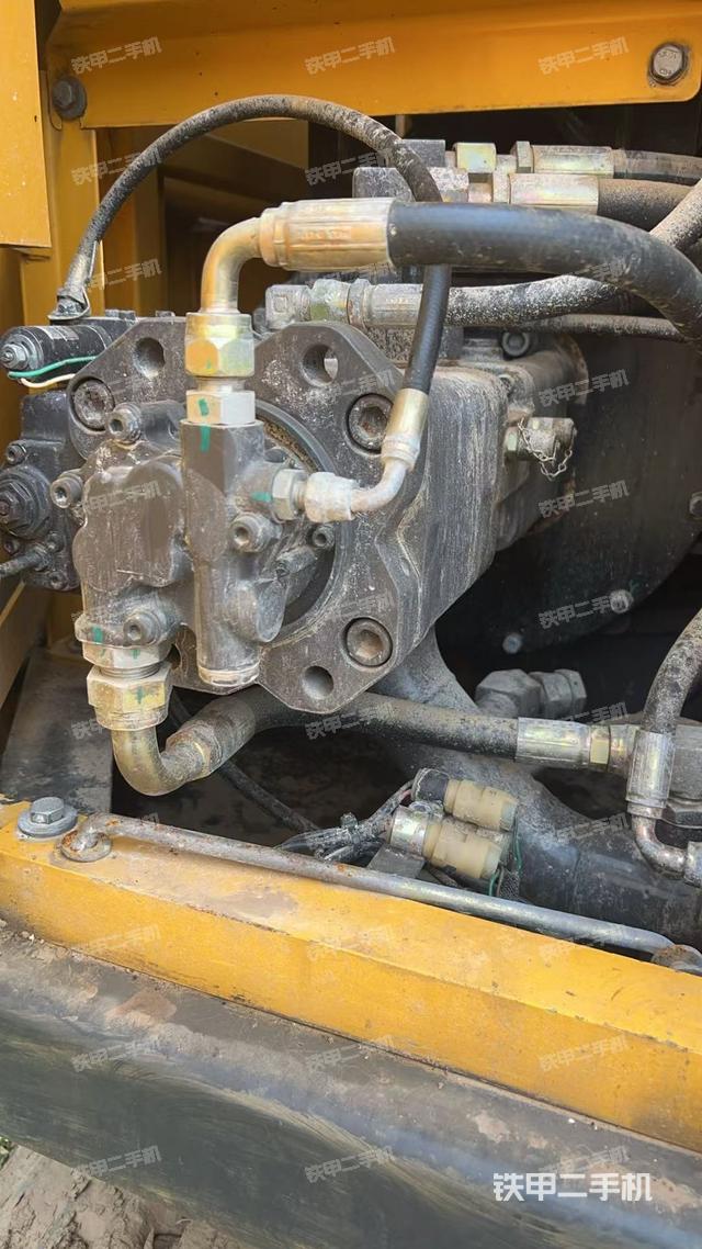 液壓泵艙室正面整體(整機(jī)外觀) 液壓泵艙室正面整體(整機(jī)外觀)