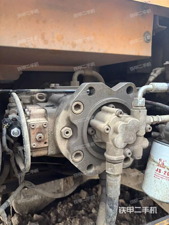 液压泵舱室正面整体(整机外观) 液压泵舱室正面整体(整机外观)