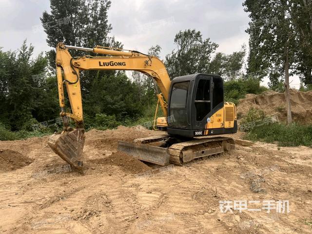 駕駛室整體(整機(jī)外觀) 駕駛室整體(整機(jī)外觀)
