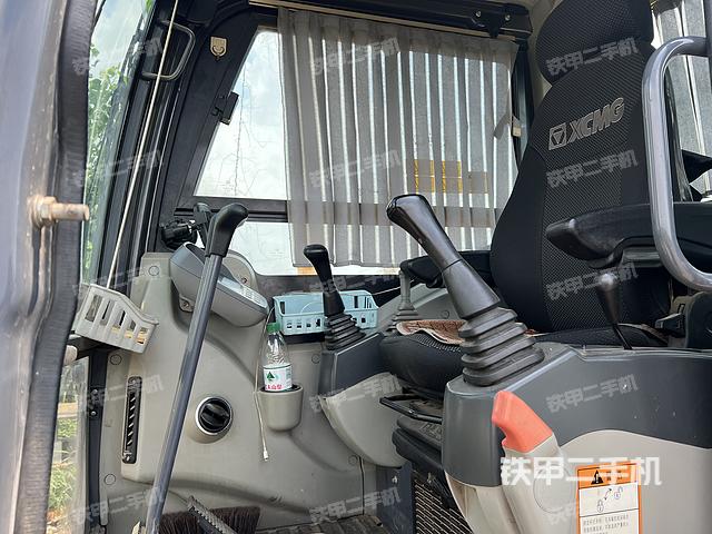 駕駛室整體(整機(jī)外觀) 駕駛室整體(整機(jī)外觀)