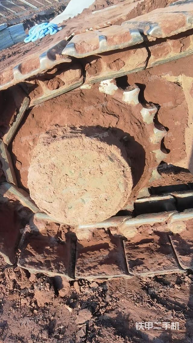 單側(cè)履帶整體(整機(jī)外觀) 單側(cè)履帶整體(整機(jī)外觀)