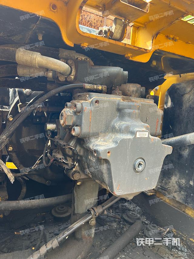 液压泵舱室正面整体（整机外观）