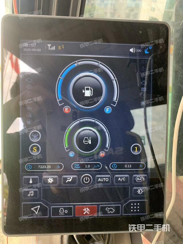 駕駛室整體(整機(jī)外觀) 駕駛室整體(整機(jī)外觀)