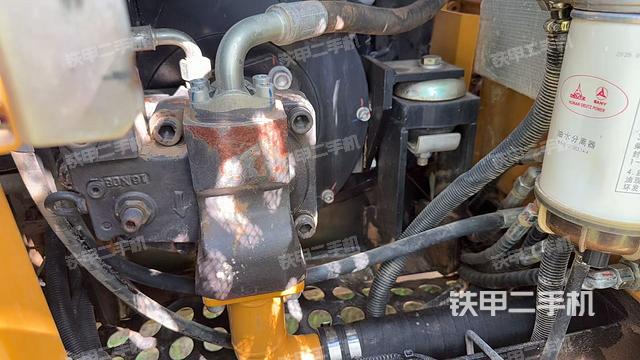 液壓泵艙室正面整體(整機(jī)外觀) 液壓泵艙室正面整體(整機(jī)外觀)