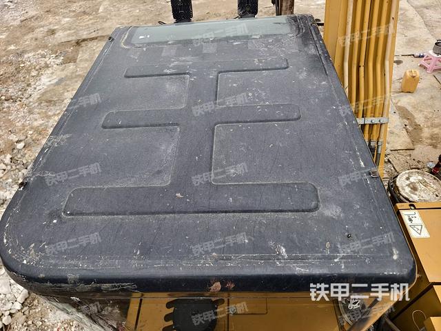 駕駛室頂部(整機(jī)外觀) 駕駛室頂部(整機(jī)外觀)