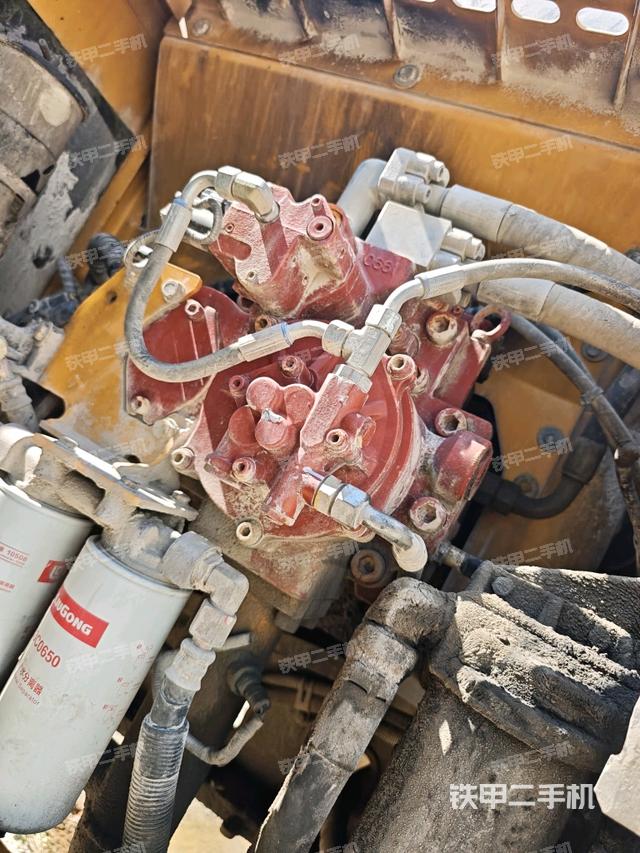 液壓泵艙室正面整體(整機(jī)外觀) 液壓泵艙室正面整體(整機(jī)外觀)