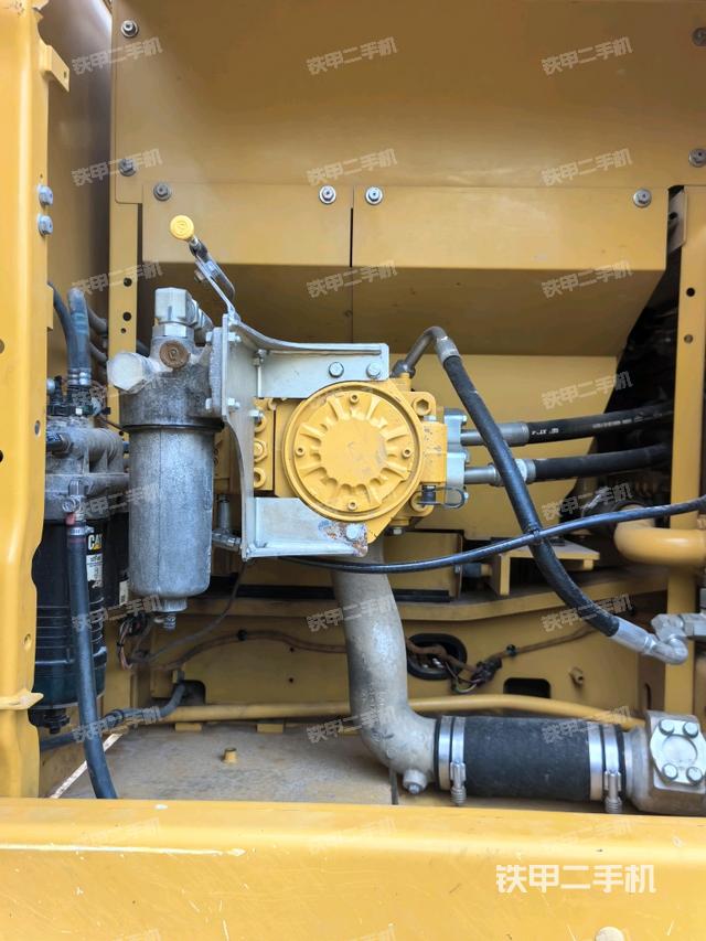 液壓泵艙室正面整體(整機(jī)外觀) 液壓泵艙室正面整體(整機(jī)外觀)