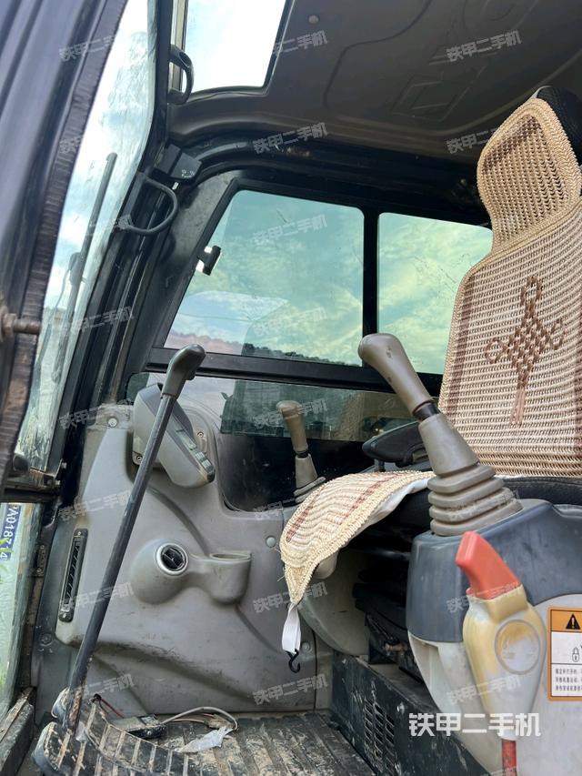 駕駛室頂部(整機(jī)外觀) 駕駛室頂部(整機(jī)外觀)