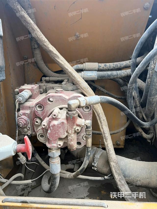 液壓泵艙室正面整體(整機外觀) 液壓泵艙室正面整體(整機外觀)